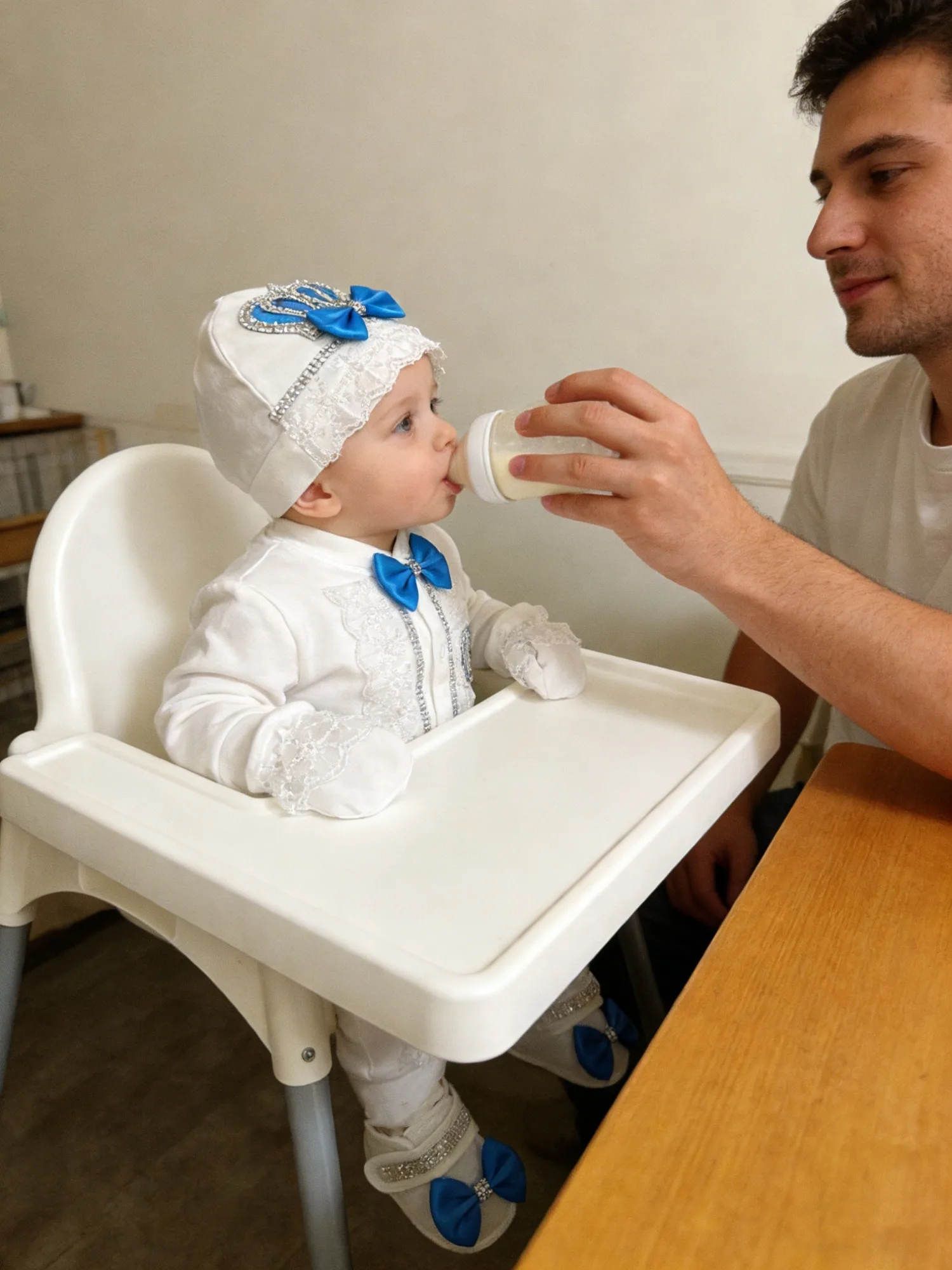 男の子用白と青のクラウンレースタキシードセット-ラインストーンと蝶ネクタイ付きロンパース、帽子、靴