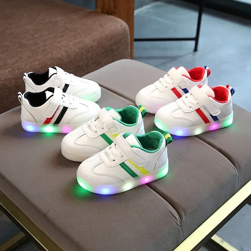 Tênis infantil moderno com luzes, simples, versátil e confortável para meninos e meninas, antiderrapante, novo tênis de outono para uso diário casual.