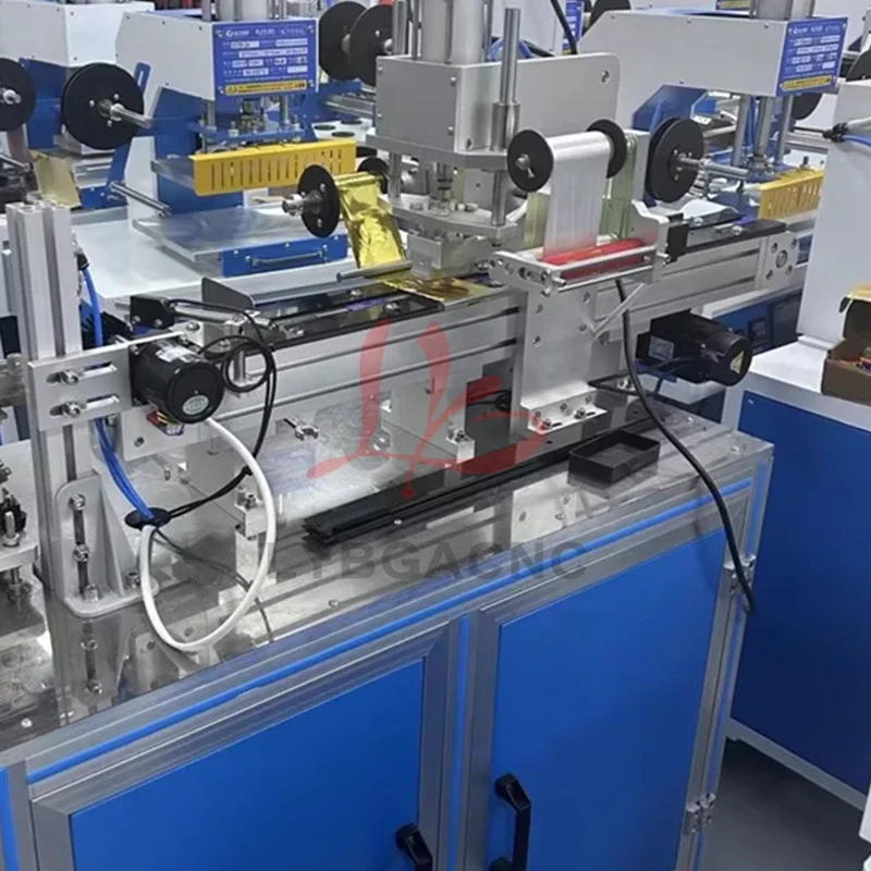Macchina automatica per stampa a caldo per abbigliamento Linea di assemblaggio di etichette in plastica La macchina abbronzante ha bisogno di inviare campioni per la personalizzazione
