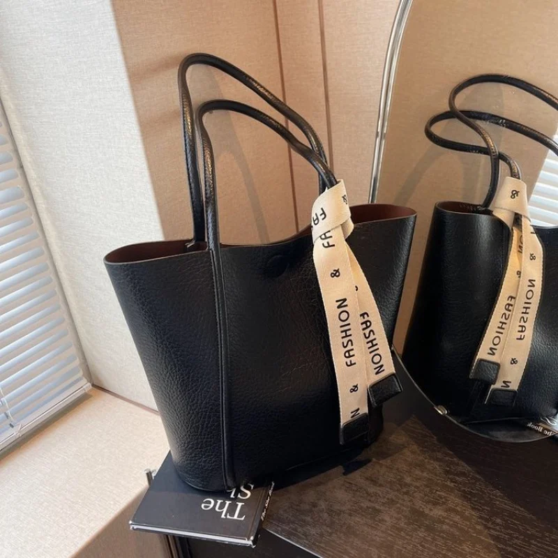 

Fashionable Ladies Hand Bags Crafted From Premium Leather Featuring Casual Simple Vintage And Trendy Vintage Look​