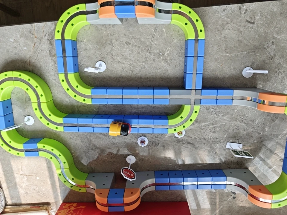 Coche magnético STEM Racing Car Rail Track Set 2025 - Tren motorizado Montessori y laberinto por gravedad, juguete, regalo educativo para niños