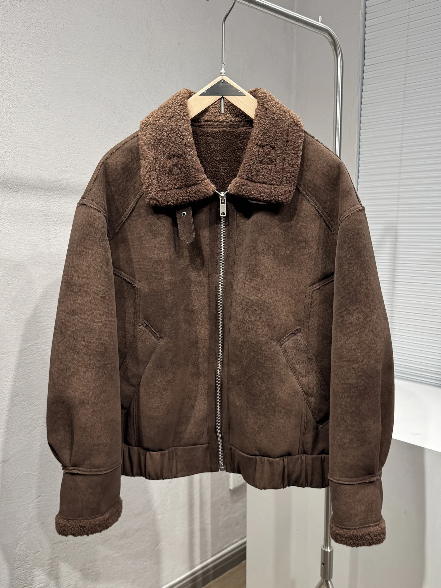 

Мужская замшевая байкерская куртка Thiened, зимняя спецодежда, кожаное пальто с мехом, верхняя одежда, повседневная длина, застежка-молния, чистая C...