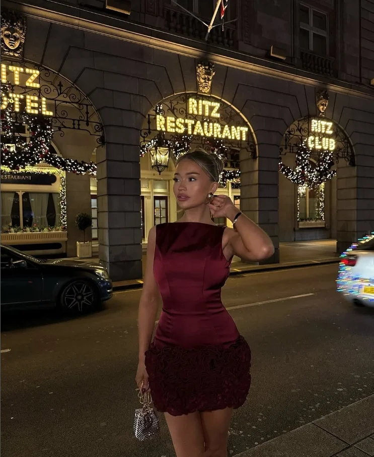 أبيض عنابي قصير حفلة موسيقية العودة للوطن فساتين التخرج الكشكشة تنورة الأزهار عارية الذراعين كوكتيل عيد ميلاد ثوب مخصص