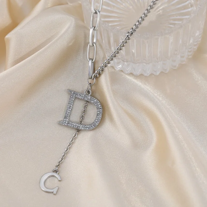 Um colar feminino multifuncional com franjas de letra D, corrente de clavícula e corrente de suéter