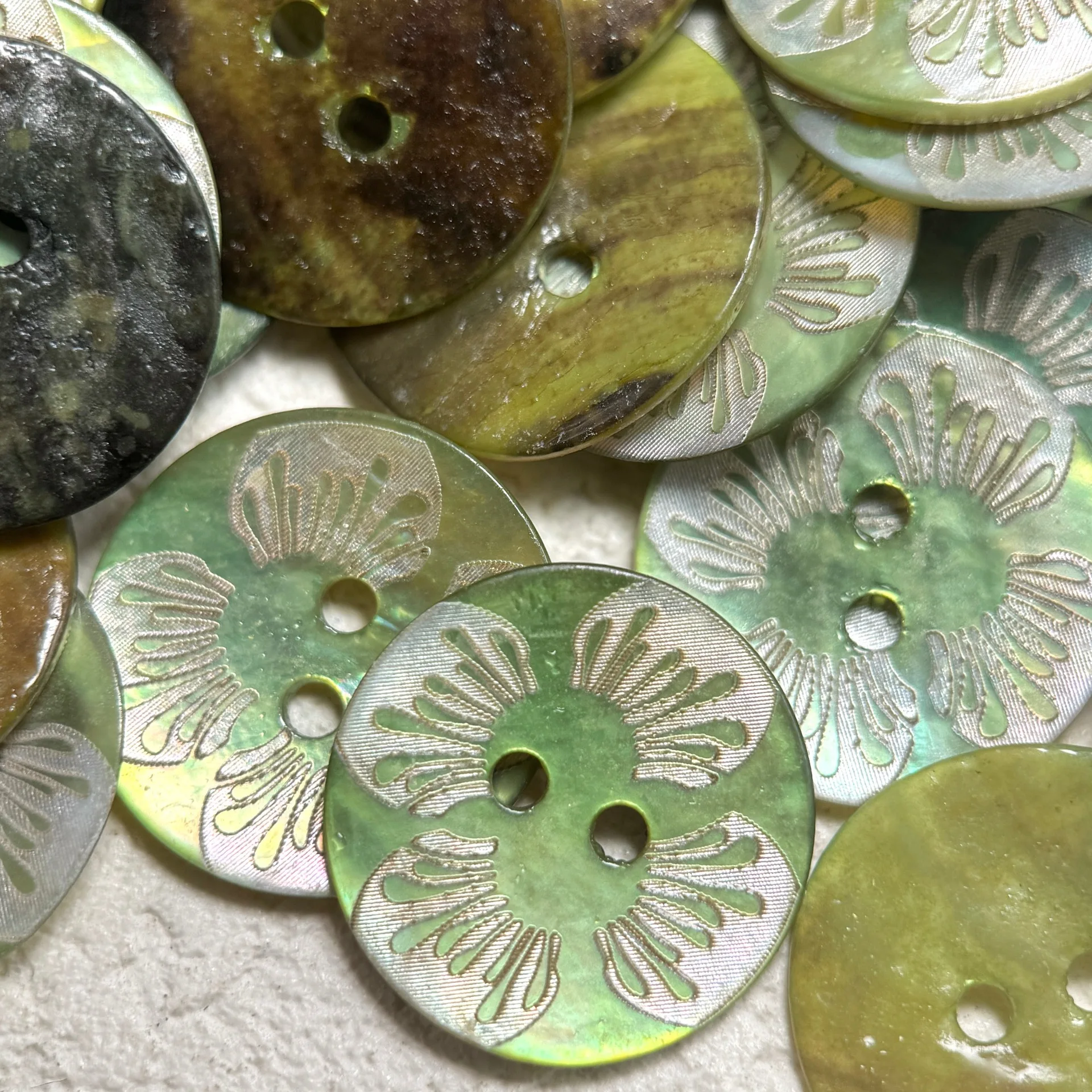 15Pcs Natural Shell Button for Vintage Shirt Coat Green Flower Two-Hole Journaling Small Clothes Decorative Accessories D110