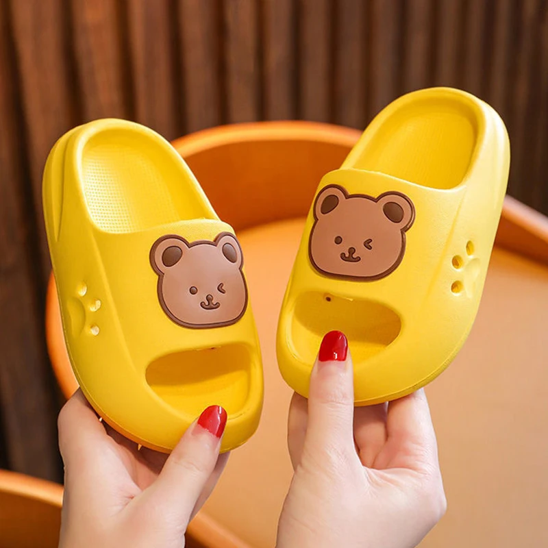 Zapatillas de oso de dibujos animados para niños y niñas, zapatos de playa antideslizantes de suela gruesa, chanclas cómodas suaves de EVA, zapatillas de baño para interiores, Verano