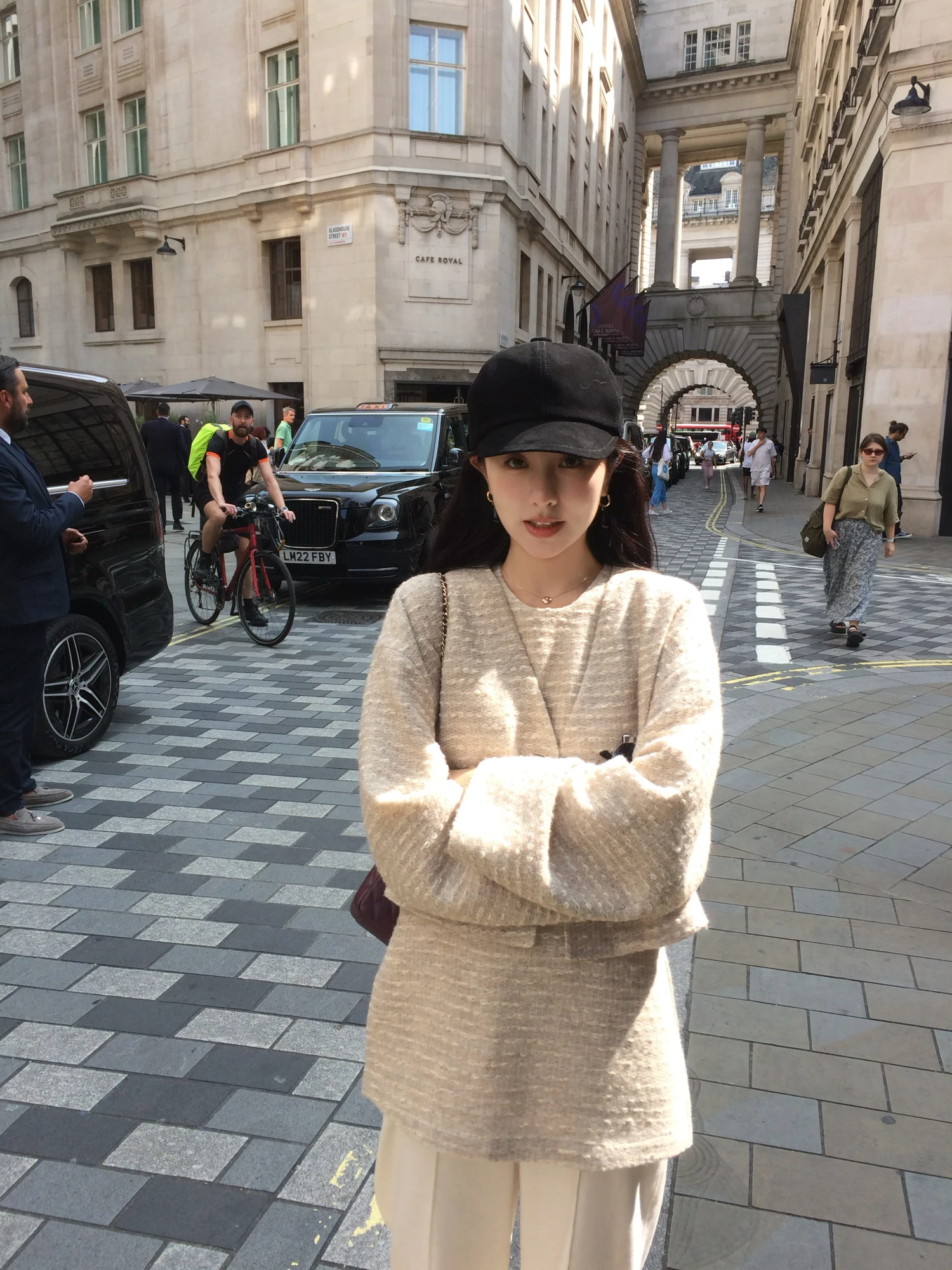 

Элегантный шерстяной костюм с V-образным вырезом для женщин 25-35 лет, осенний сезон