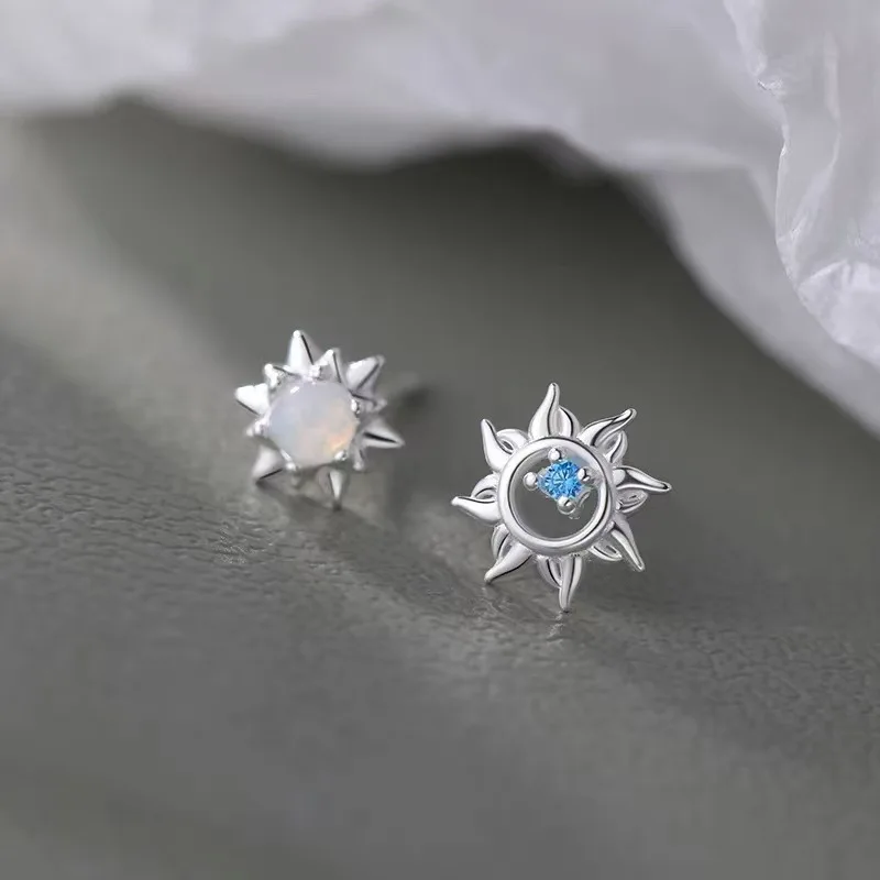 

Настоящее серебро 925 пробы, асимметрия, циркон, солнце, мини-серьги-гвоздики для женщин, милые ювелирные изделия, легкие роскошные нишевые аксессуары