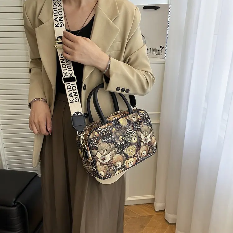 

Women's Cartoon Bear Print Tote Bag - Large Capacity Slouchy Versatile Crossbody Armpit Bag for Commute
