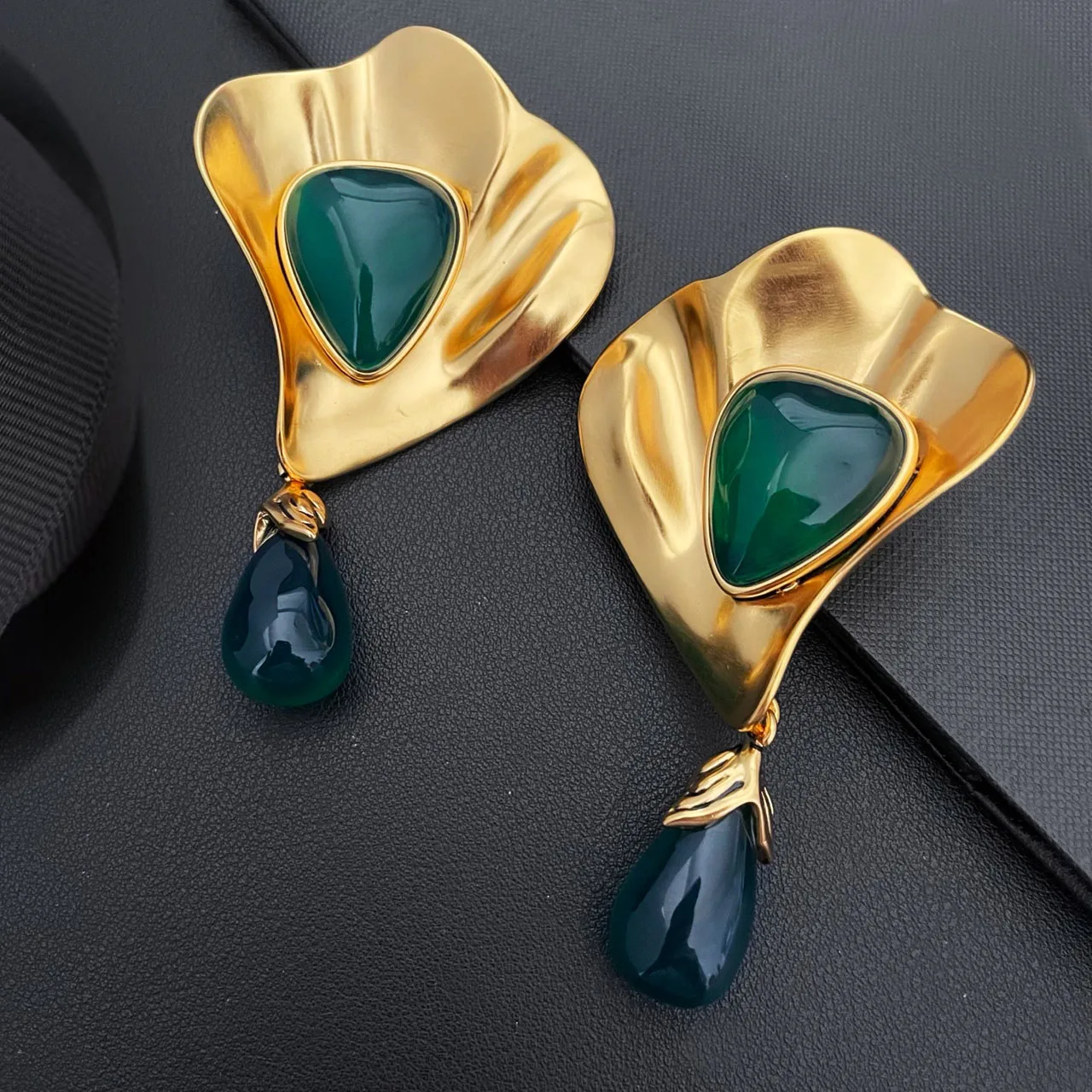 

Новые ювелирные изделия и аксессуары в стиле ретро, серьги-клипсы в форме цветка из зеленой смолы для женских вечеринок и подарков