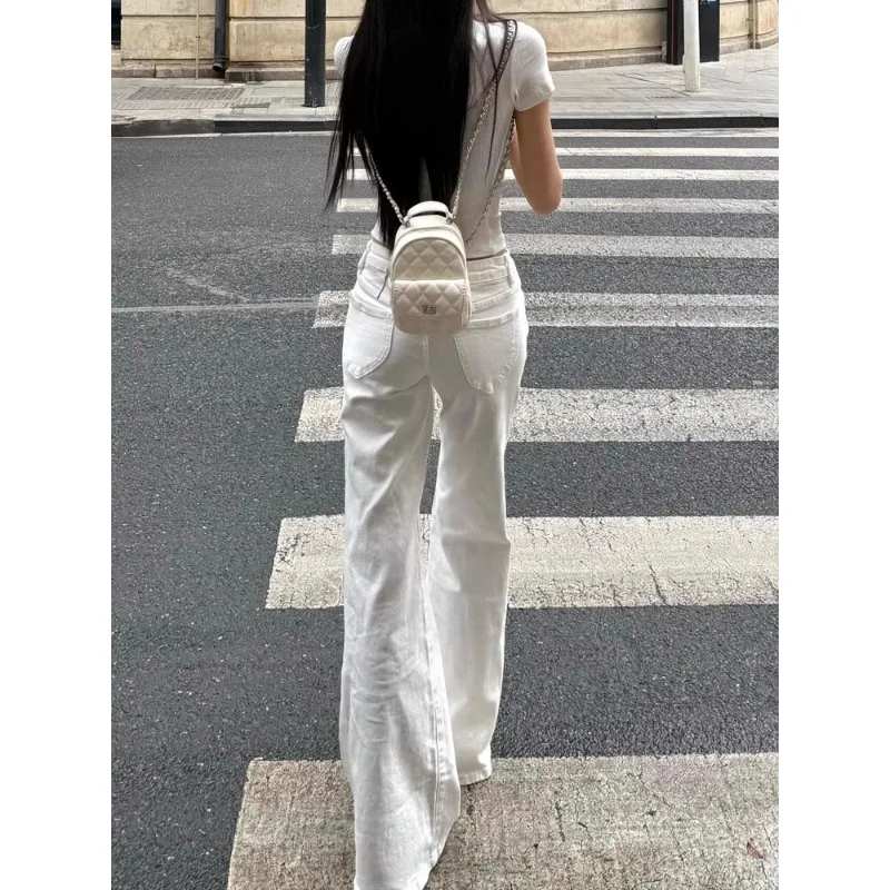جينز أبيض عصري منخفض الخصر متوهج قليلاً للنساء، سروال كاجوال فضفاض واسع الساق على شكل جرس