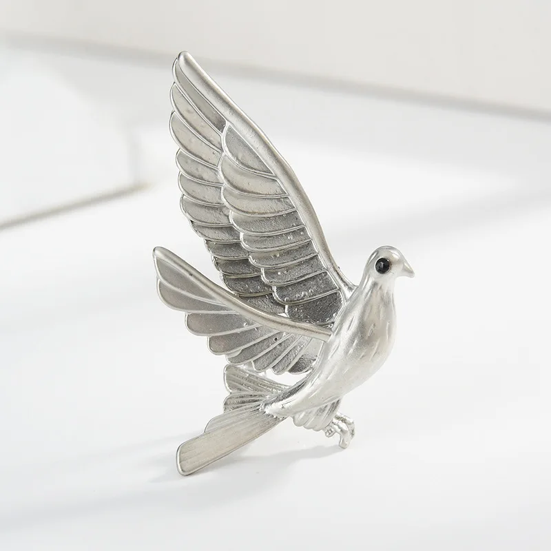 Metal Brooches Peace Dove Pins For Women Fashion Girls Corsage Christmas Brooch Gifts Simple Banquet Dress Accessories Jewelry