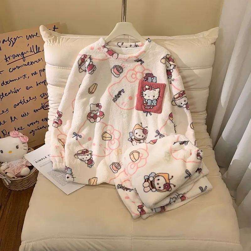 طقم بيجامة من الصوف المرجاني هالو كيتي 2025 ملابس نوم شتوية من الفلانيل للنساء ملابس نوم كرتونية لطيفة ملابس منزلية حرارية مريحة