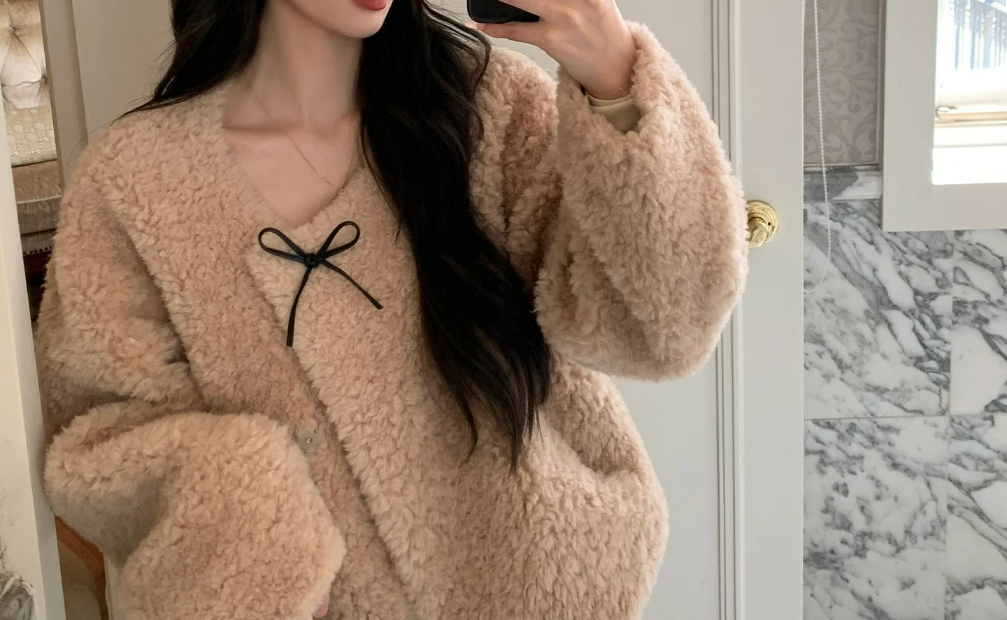 

2025 Winter New Leather Coat Women's Lambhair Bow Loose Fashion Versatile Coat