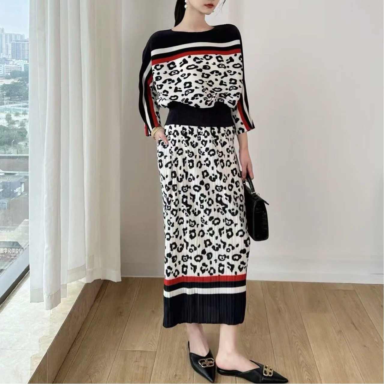 2025 미야케 봄 여성 정장 패션 투피스 세트 박쥐 소매 탑 주름 스커트 프린트 불규칙 의류