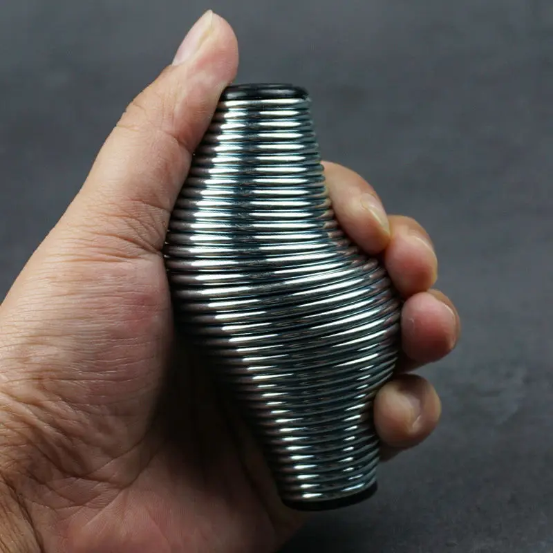 كبار السن يلعبون ألعاب لتخفيف التوتر ومنع الخرف ، ألعاب للتمرين ، أدوات إعادة التأهيل العملي