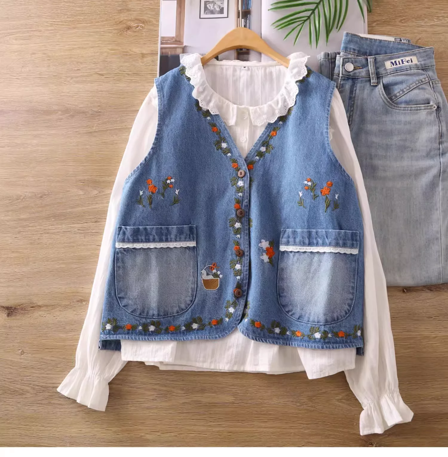 

Vintage Flowers Embroidery Denim Waistcoats Women V-Neck Sleeveless Jackets Coats New Fashion 2024 Autumn Jean Vests