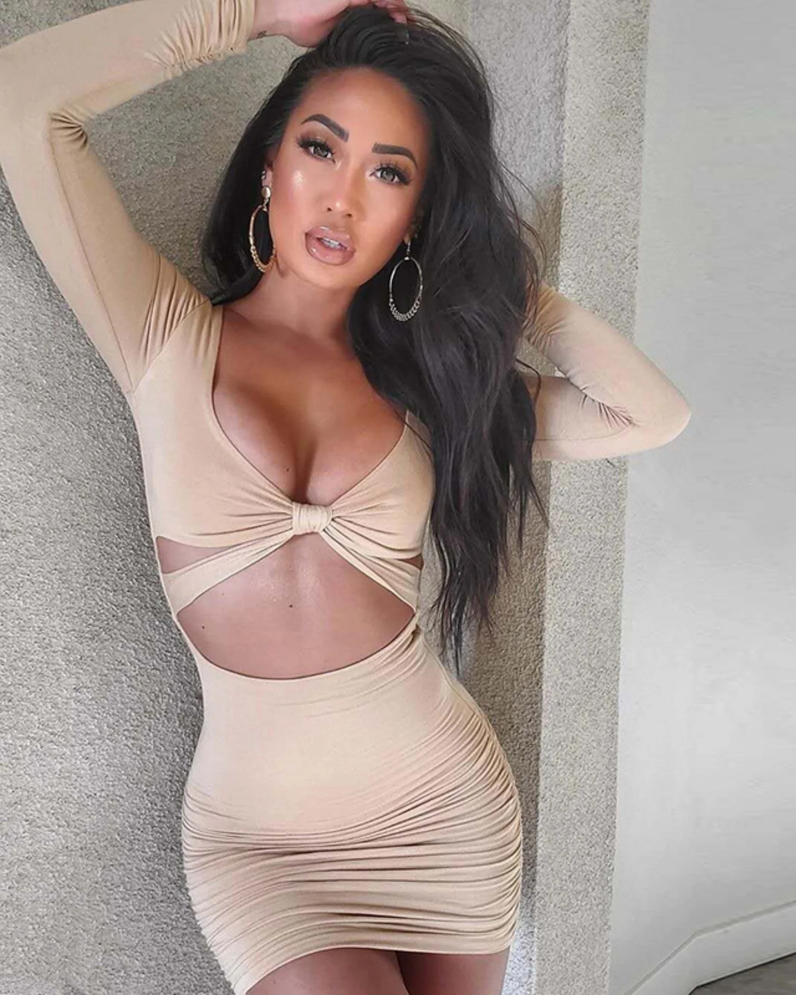 LUCYSHIHATTU dames sexy bodycon diepe v-hals lange mouw uitgesneden ruches tank mini club feestjurken ﻿