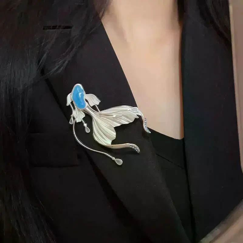 لطيف كريستال الأسماك البيضاء بروش أنيقة الراقية حالمة الفاخرة أعماق البحار حورية البحر بروش النساء الملابس والاكسسوارات مجوهرات فريدة من نوعها #2