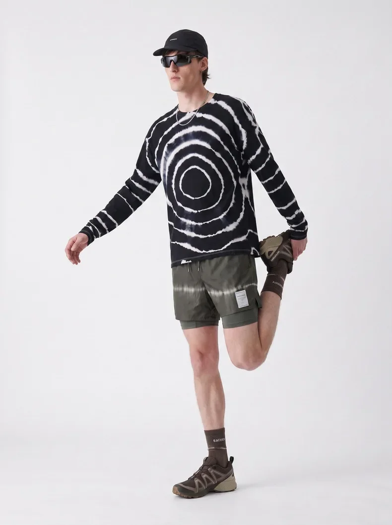 Herren Langarm-T-Shirt aus Merinowolle in Schwarz-Weiß mit Batikmuster – Weich & Dehnbar für Outdoor-Aktivitäten wie Wandern & Laufen – Detail 8