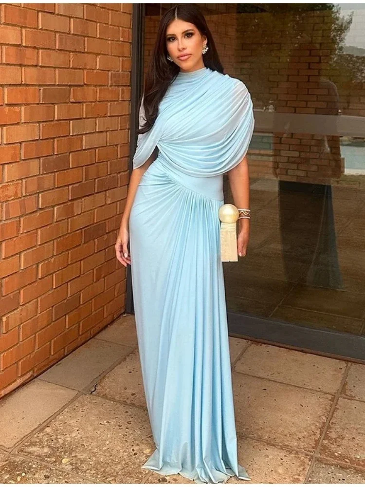 Elegancka sukienka maxi z marszczeniami, asymetryczna, letnia, jasnoniebieska, wyszczuplająca, jasnoniebieska sukienka na imprezę, kobieca, szykowna, wieczorowa, na studniówkę.