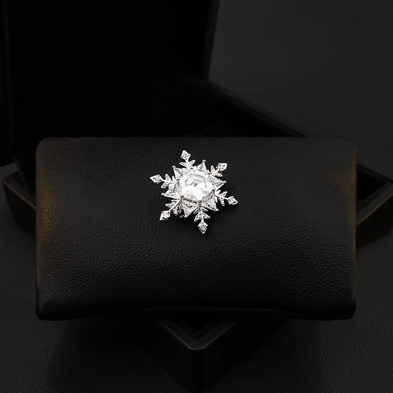 

Delicate White Snowflake Flower Brooch for Women Shirt Collar Pin Cardigan Decor Small Jewelry Daily Outfit Gift Elegant 5710