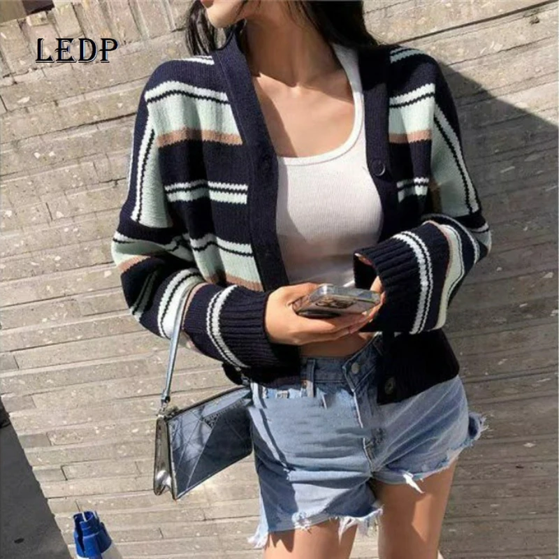 

Женский свитер в полоску с v-образным вырезом и длинными рукавами во французском стиле ретро, осень 2022, новый свободный и универсальный вязаный кардиган, верхняя куртка для женщин
