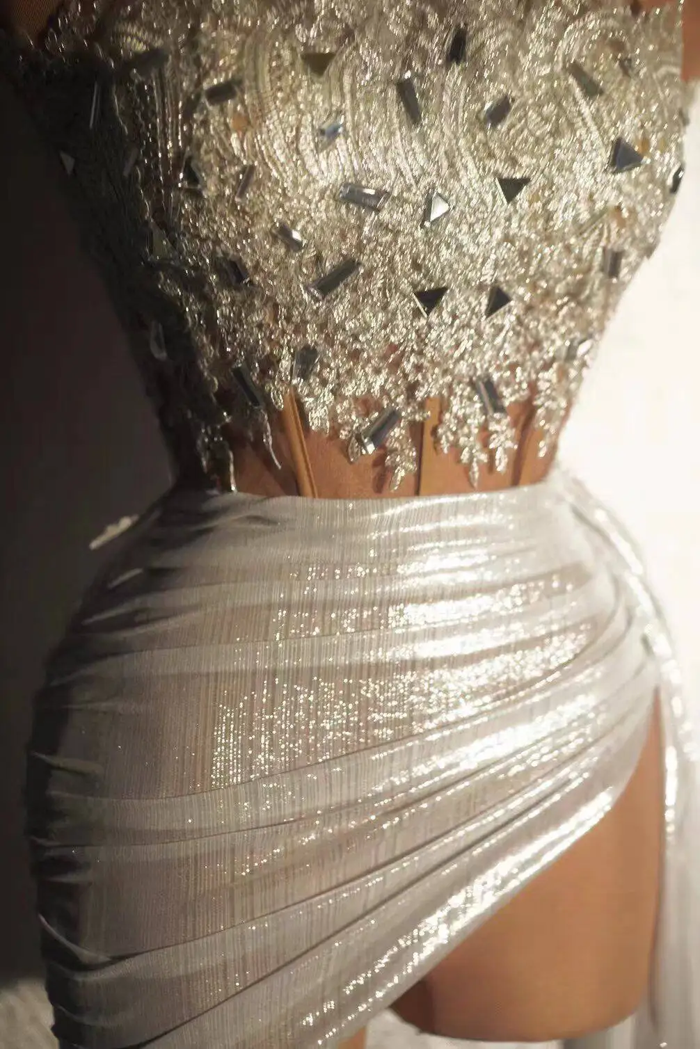 2025 Gogo ملابس الرقص الأبيض بلا حمالات تنورة سبليت البدلة مهرجان حفلة الزي المضيف نموذج المرحلة ازياء فساتين الحفلات yk