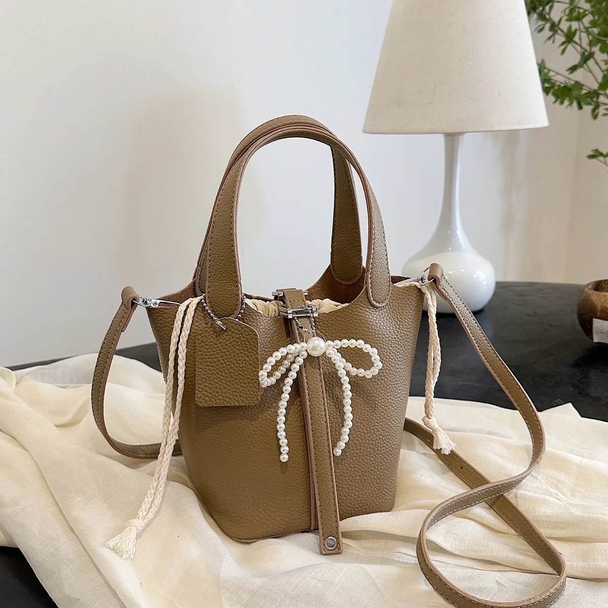 

Simple, Fashionable and Versatile, High-end Hand Bucket Bag, Retro Shoulder Bag, Fashionable Women's Portable Messenger Bag.