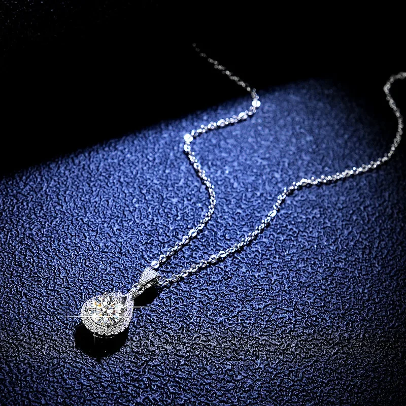 Boutique PT950 platinum pendant female clavicle chain 1 carat moissanite necklace platinum pear-shaped water drop pendant