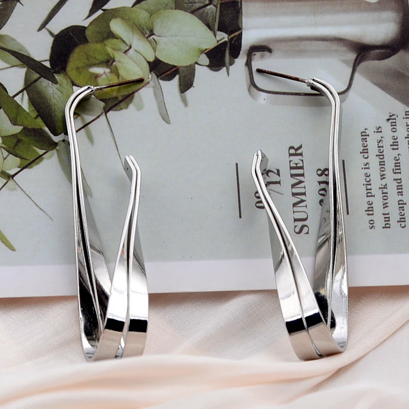 Double Layer Twist Fold Metal Dangle Earrings for Women Vitnage Irregular Geometry C Shape Drop Earrings Golden Silver Jewelry