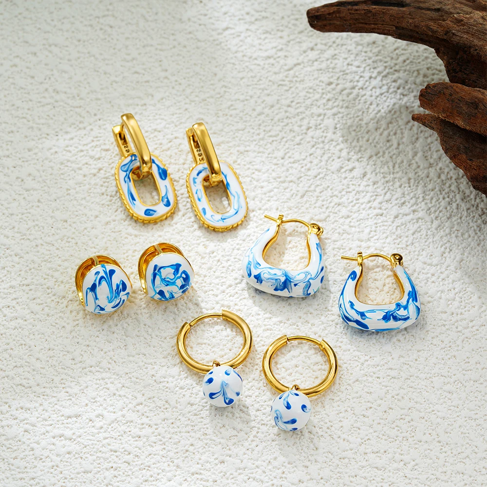 New Charm Gold Plated Blue And White Porcelain Enamel Flower Pattern Hoop Earrings for Women Steel U Shape Huggie Ear Buckle