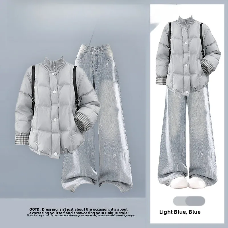 

Комплект из двух предметов: джинсы с высокой талией и хлопковая куртка в стиле пэчворк Blue Bread 2026 Winter. Новинка. Повседневная одежда в стиле Gentle Wind.