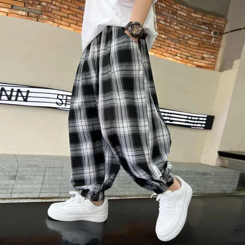 

Лето 2021. Тонкие клетчатые брюки-фонарики для мальчиков и девочек — стильная детская повседневная одежда, легкая и дышащая.