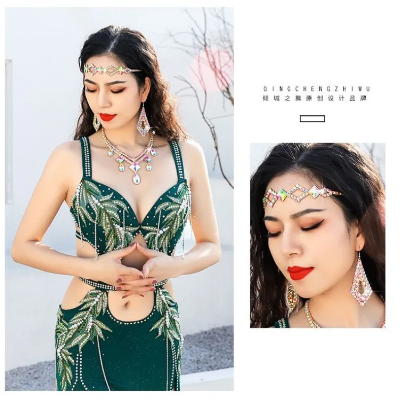 カスタマイズされたベリーダンスネックレス、牛革の背景にカラフルなダイヤモンドが落ちるネックチェーン、ラテンダンスアクセサリー