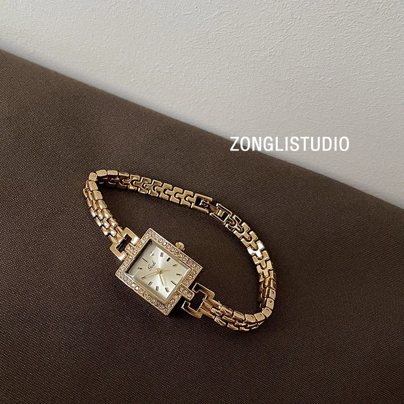 New Vintage-InspiredExquisite Women'S Watch With A Square Dial And Thin Chain Strap A SimpleStylish And Sophisticated Timepiece.
