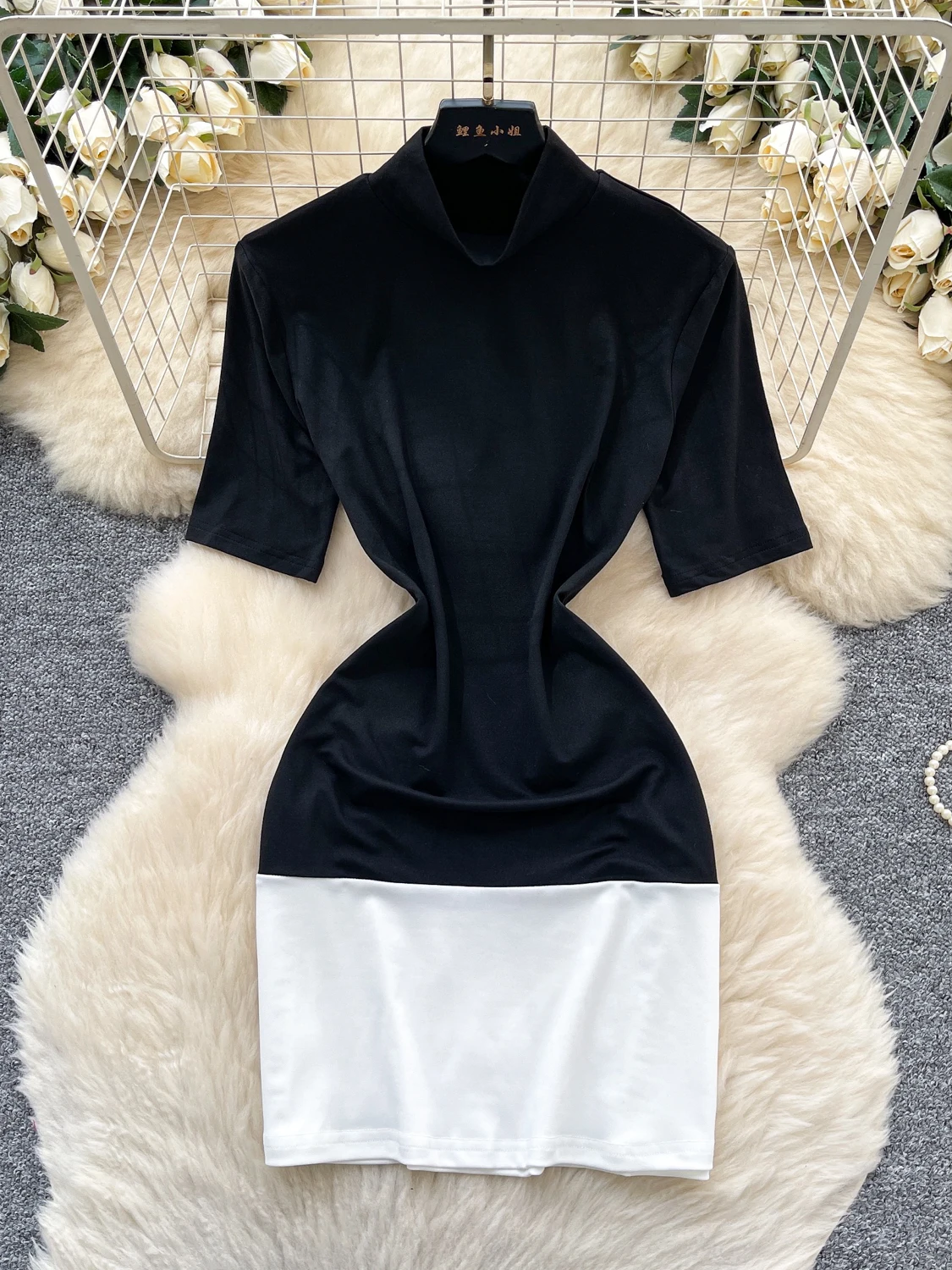 فستان أنيق بسيط بياقة واقفة وأكمام قصيرة للنساء بتصميم نحيف وكتلة ألوان صيفية فريدة من نوعها تنورة قصيرة أنيقة