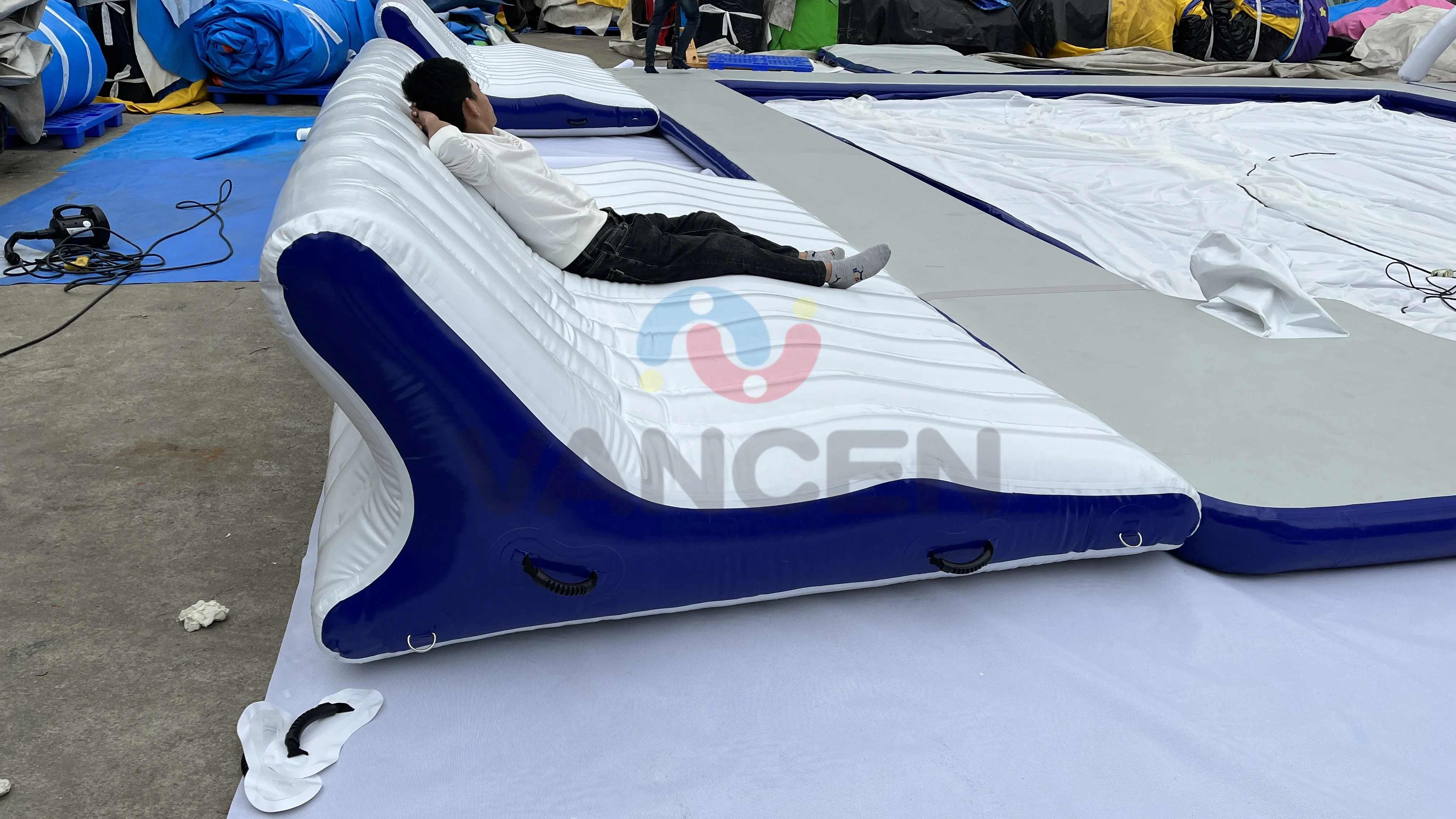 Summer Water Entertainment Equipment Inflatable Island With Tent Drop Stitch PVC Inflatable Platform Floating Dock With Ladder