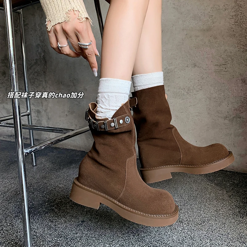 

2026 новые осенне-зимние женские ботильоны из натуральной кожи, 22-25 см, замша из коровьей кожи с пряжкой на ремне, ботинки на платформе, короткие сапоги