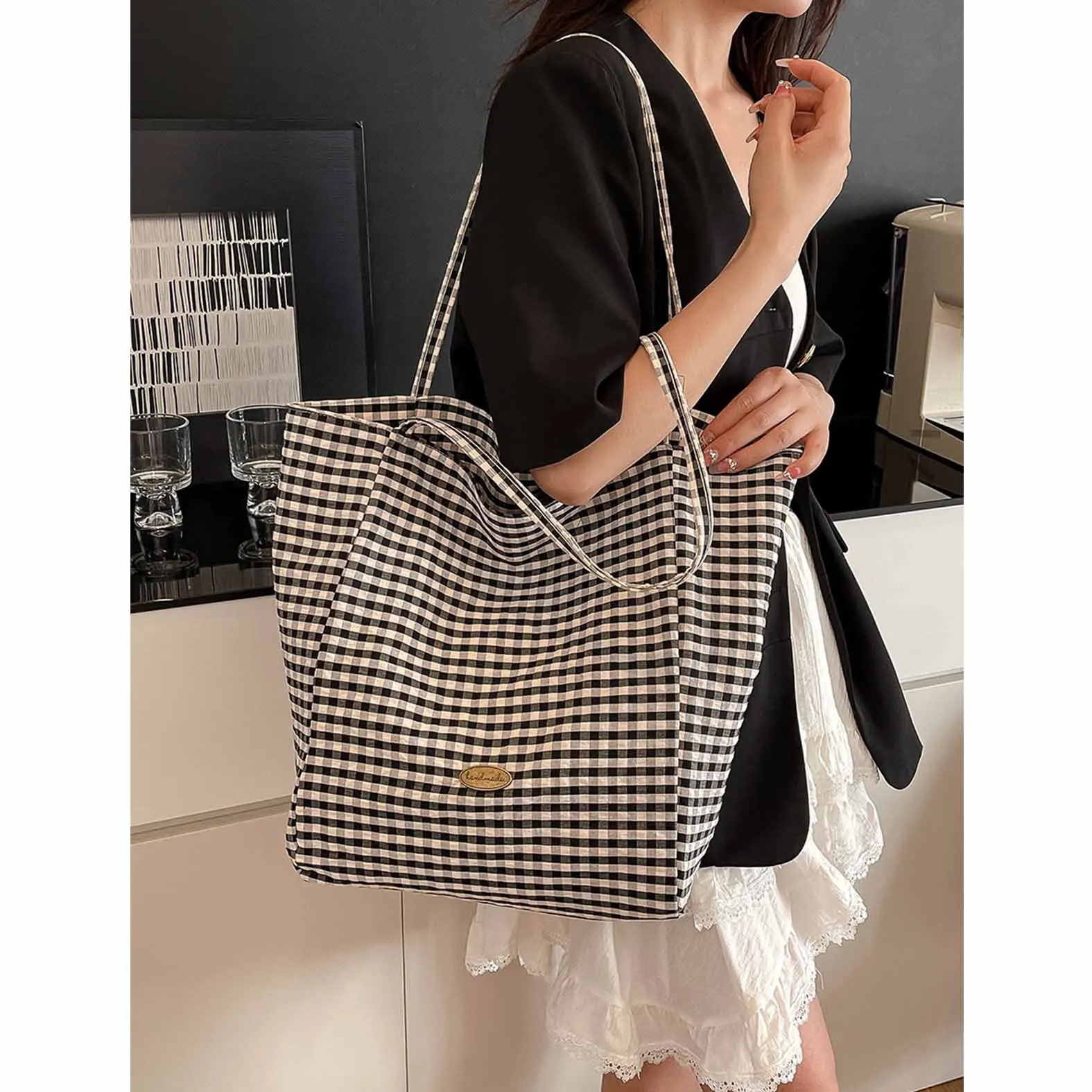

A niche double-sided black and white checkered canvas bag for women's new lazy style casual tote bag, versatile commuting cloth