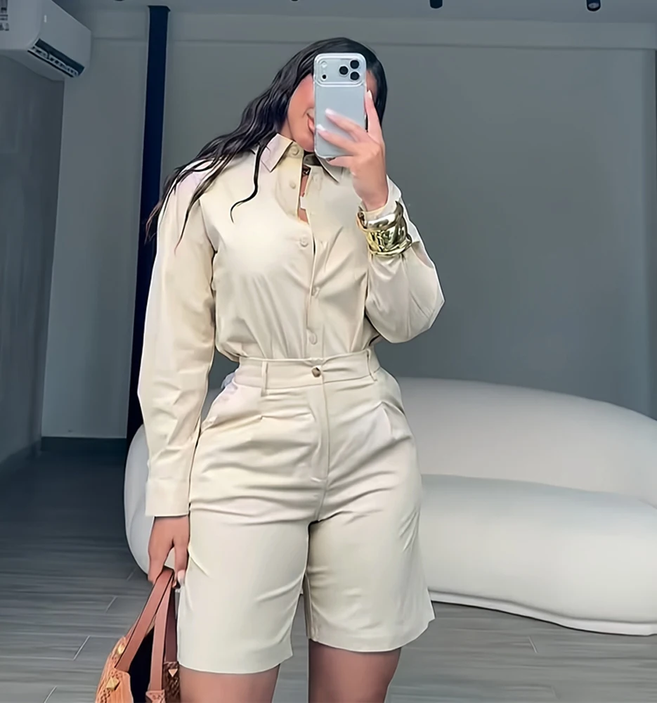 Schickes 2-teiliges Set für Damen: Einfarbiges Langarm-Hemd mit Knöpfen und hochtaillierte plissierte Bermuda-Shorts, Büro-Outfit für Damen. – Detail 6