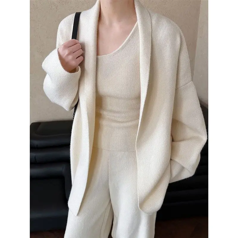 A new French minimalist and high-end knitted sweater set for the autumn of 2025, featuring three new styles: cardigan, vest and