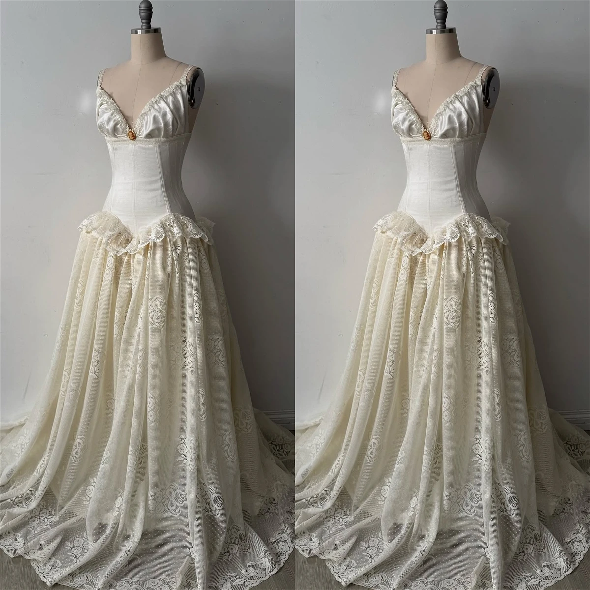 Maßgeschneidertes Vintage Brautkleid mit Spaghetti-Trägern und Korsett, Elfenbeinfarbenes Satin-Spitzenkleid mit Stufen-Tüll und Schleppe, Boho-Brautkleid