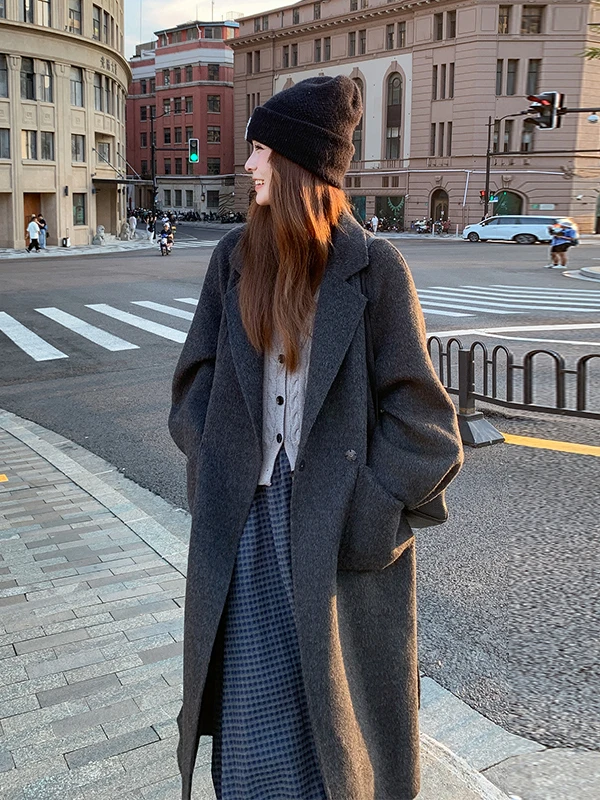 Manteau en laine long au-dessus du genou en charbon de bois pour femmes, automne-hiver 2025, nouveau manteau en tweed double face haut de gamme cintré à la taille