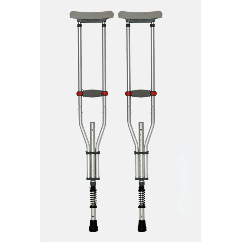 

The elderly man's armpit double crutches are fractured, and the disabled are non-slip.