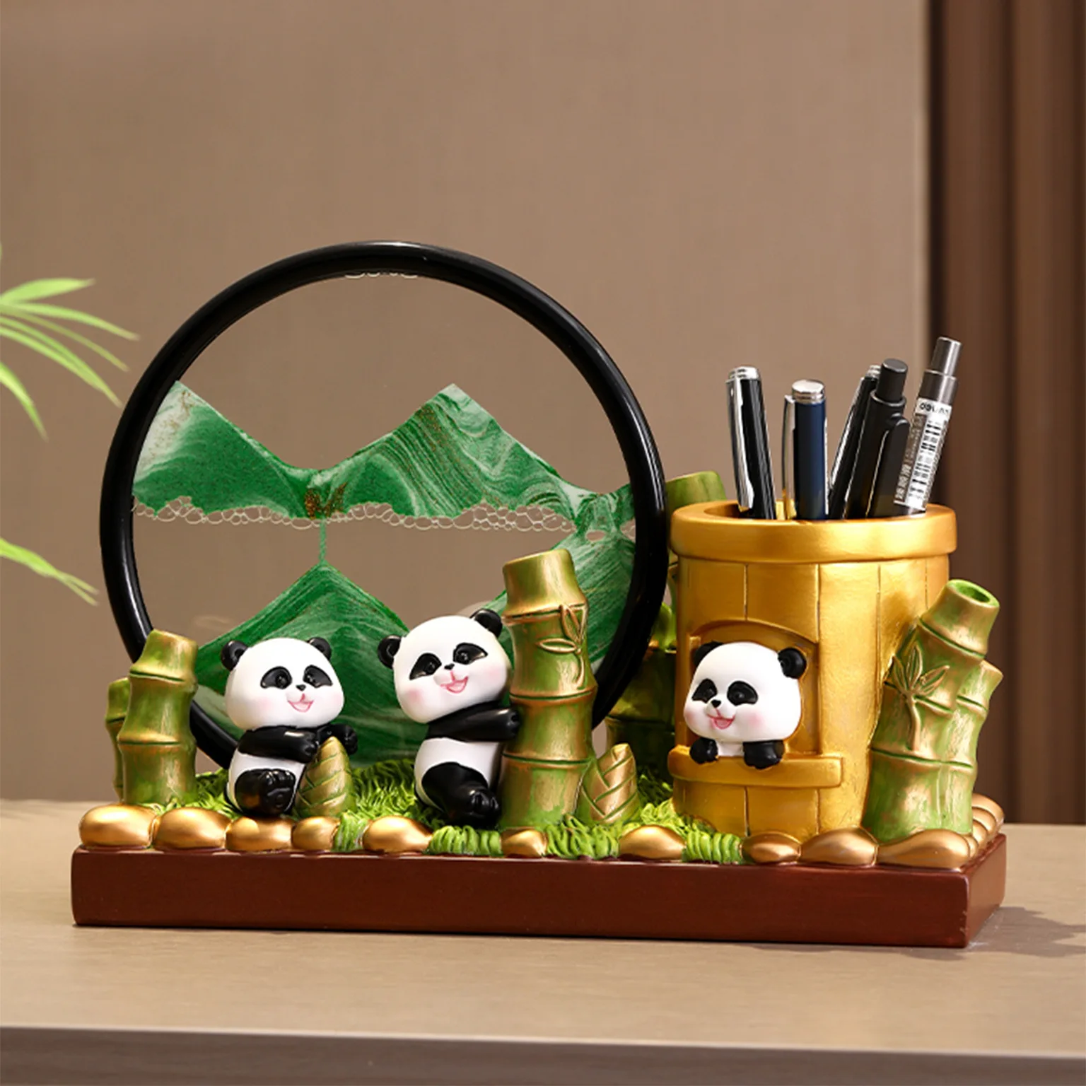 

Креативный держатель для ручек на тему панды с художественным украшением из струящегося песка, подходящий для подарков и детей.