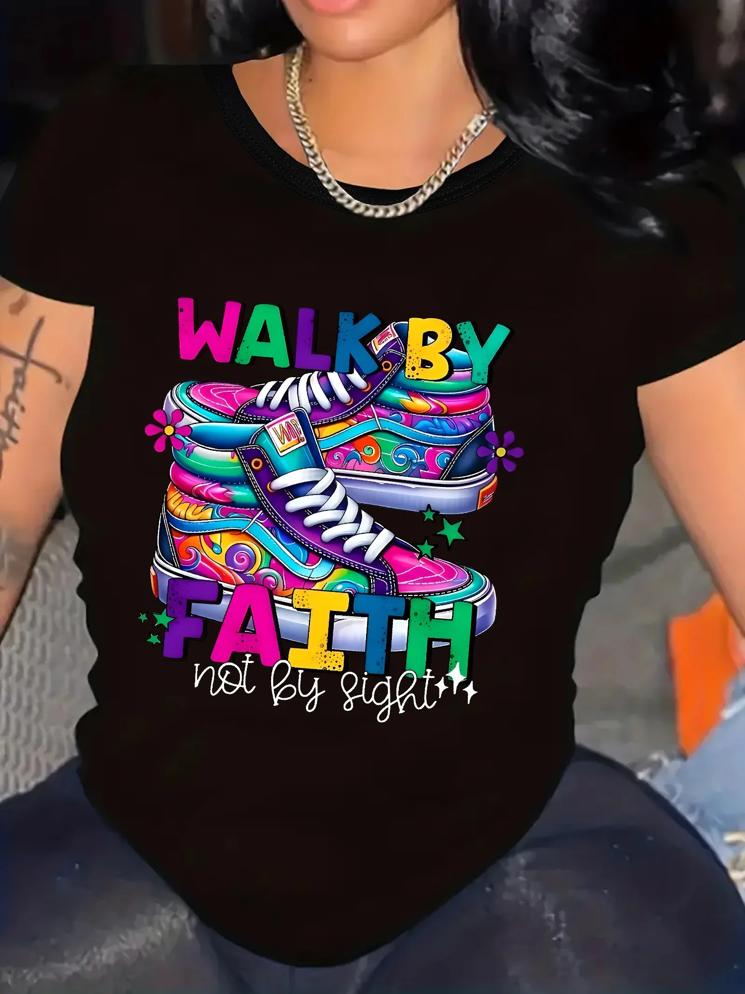 تي شيرت نسائي مقاس كبير برسومات "Walkby Faith" مقاس كبير - رقبة دائرية كاجوال، أكمام قصيرة، طباعة رياضية نابضة بالحياة