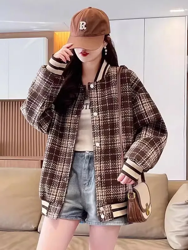 เสื้อแจ็คเก็ตเบสบอลลายสก็อตสไตล์เรโทรสำหรับผู้หญิง ฤดูใบไม้ผลิ ฤดูใบไม้ร่วง ฤดูหนาว รุ่นใหม่ ทรงหลวม แฟชั่นสำหรับนักเรียนมัธยมปลาย ทรงโค้ท คอกลม แต่...