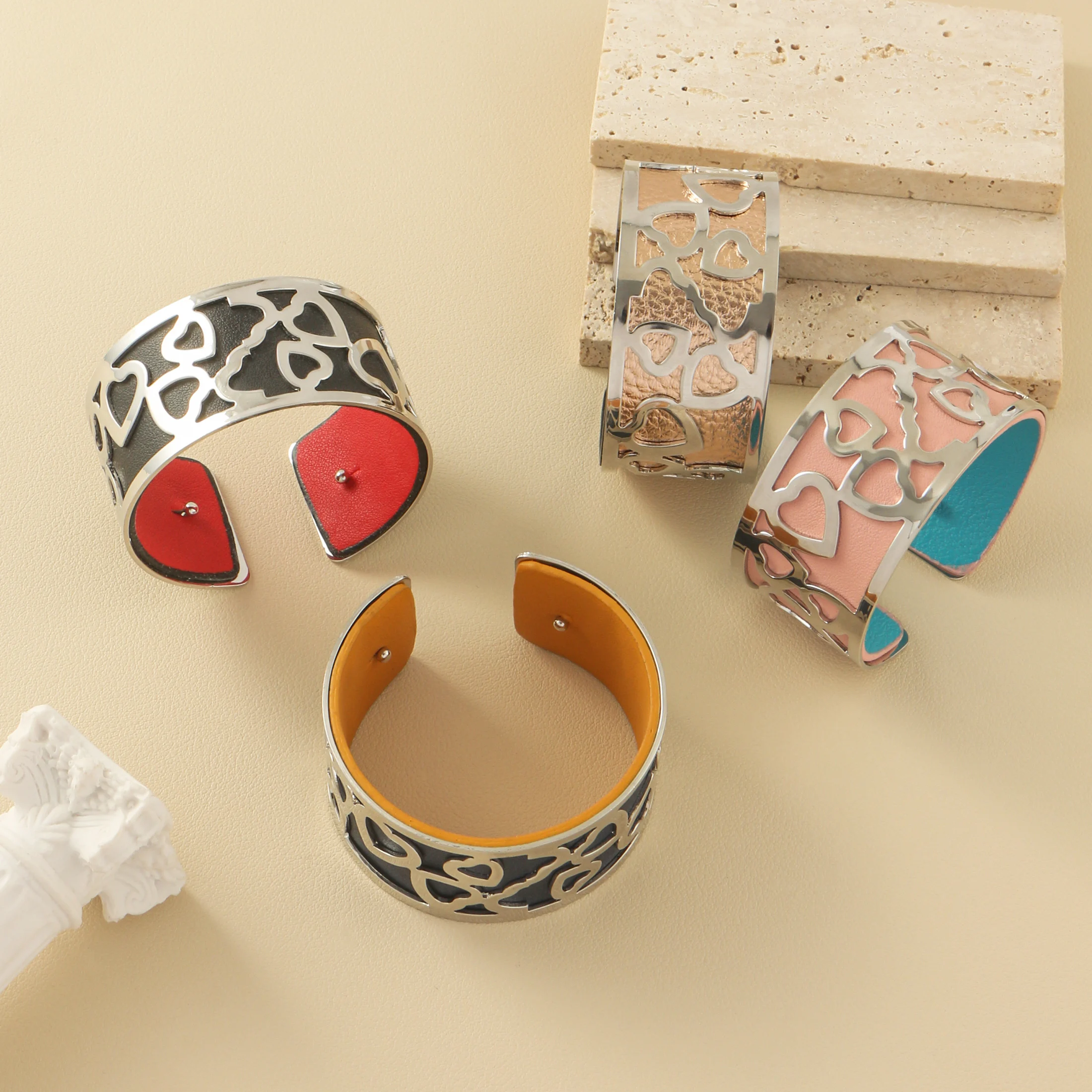 Georgette herzförmiges dekoratives doppelseitiges austauschbares Leder-Damenmodeschmuck-Party-Armband mit offener Manschette