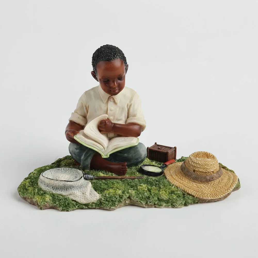 Resin Figurine African American Boy Reading Book Statue Little Scholar Sculpture With Straw Hat Insect Net Home Desktop Ornament